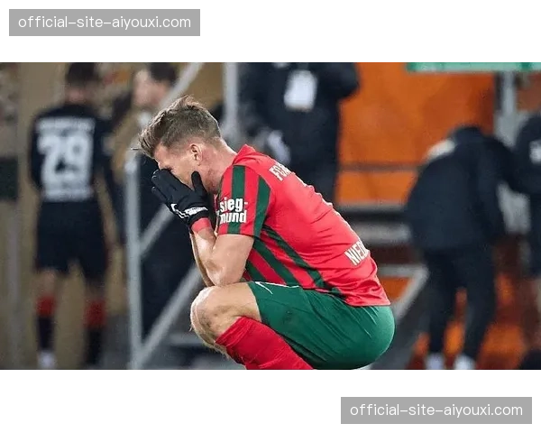 奥格斯堡50%控球率下的防守韧性 双中卫体系压缩中场空间策略